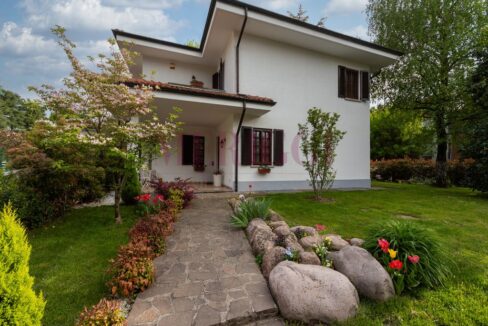 vialetto pedonale e facciata - villa oreno - vendita - meriggi
