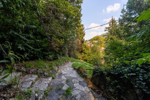 vialetto pedonale nel giardino - villa Asso - vendita - Meriggi