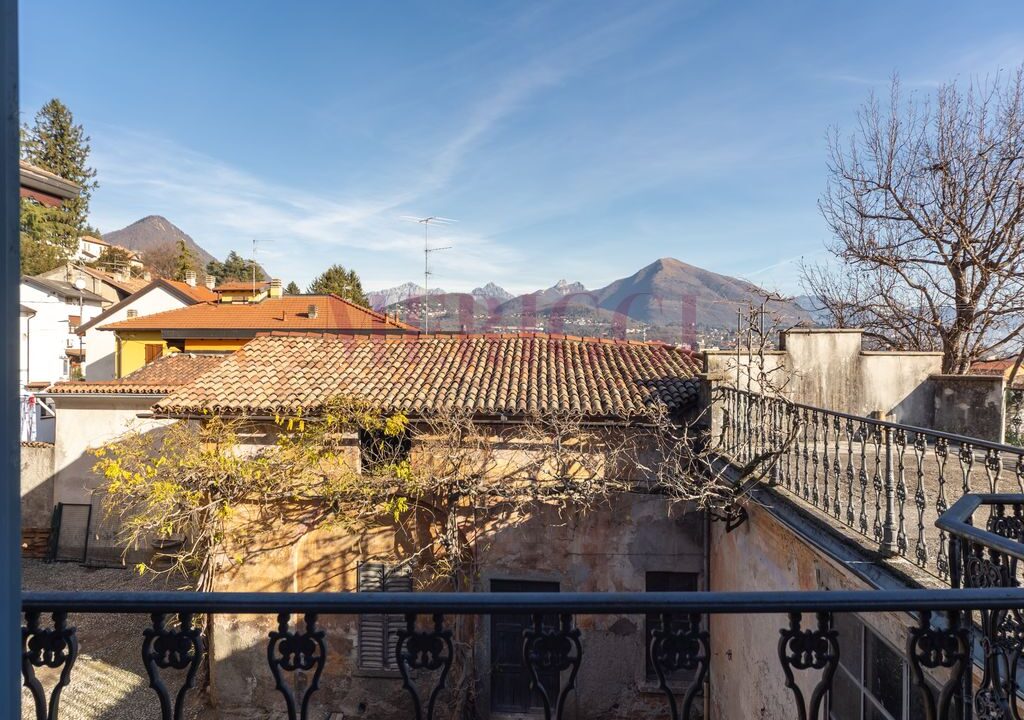 vista a est dal terrazzo - villa epoca erba - vendita - meriggi