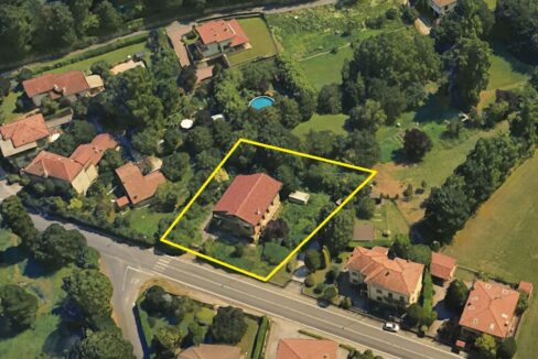 vista aerea della villa a Barzanò in via Cadorna in vendita con Meriggi Ville in Brianza