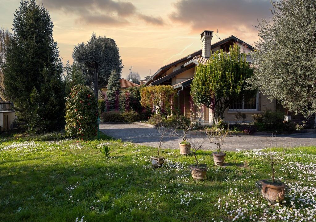 vista ampia del giardino privato e del vialetto ingresso carraio, villa a seregno