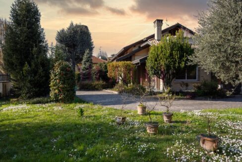 vista ampia del giardino privato e del vialetto ingresso carraio, villa a seregno