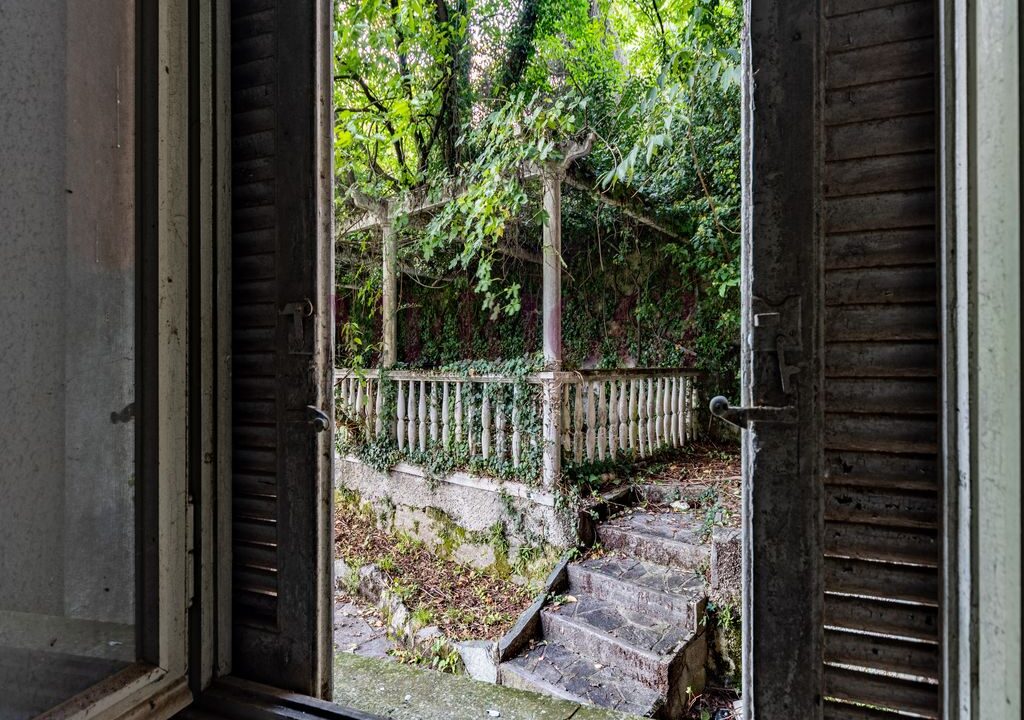 vista del pergolato dalla finestra - villa Asso - vendita - Meriggi