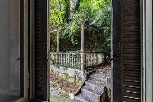 vista del pergolato dalla finestra - villa Asso - vendita - Meriggi