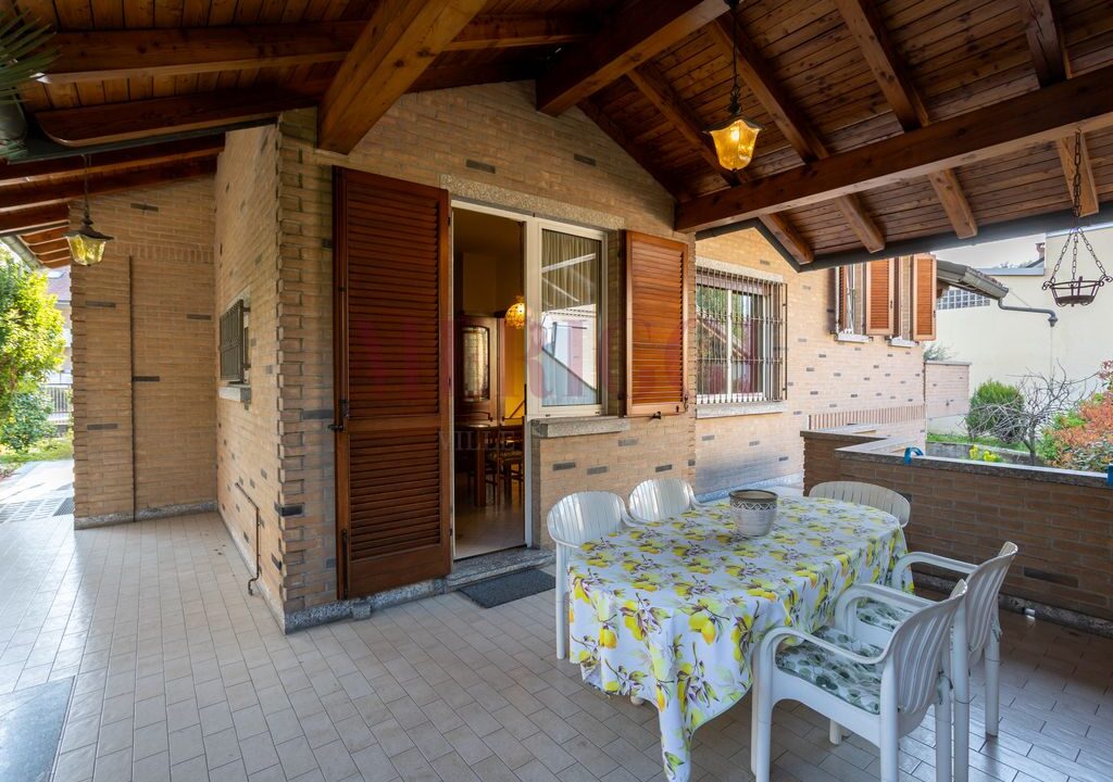 vista del porticato di servizio alla cucina, via valassina a seregno , in vendita.