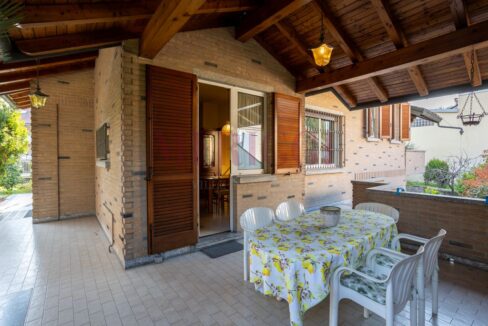 vista del porticato di servizio alla cucina, via valassina a seregno , in vendita.