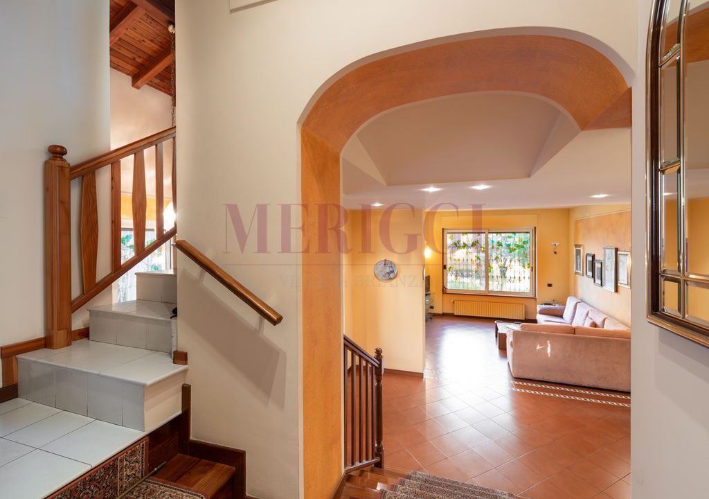 vista del soggiorno dal disimpegno, via valassina a seregno, villa venduta da meriggi