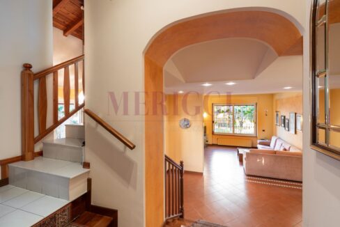 vista del soggiorno dal disimpegno, via valassina a seregno, villa venduta da meriggi