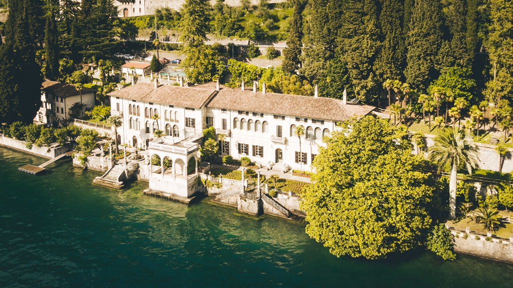 Vista di Varenna sul lago di Como con villa Monastero