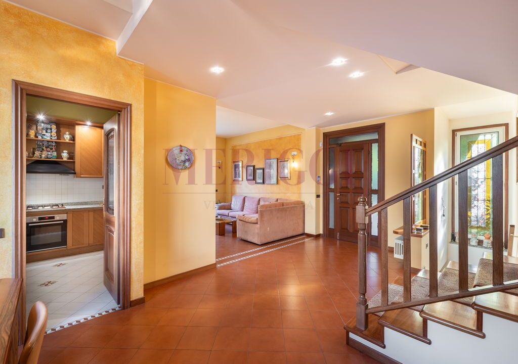 vista ingresso cucina e in secondo piano ingresso della villa di Seregno. Meriggi.