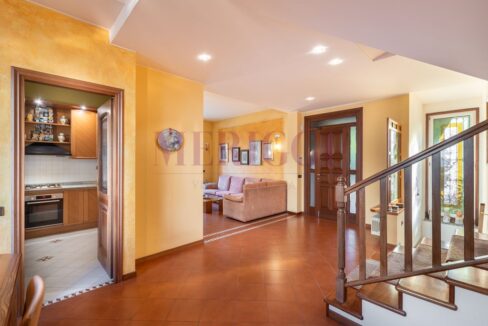 vista ingresso cucina e in secondo piano ingresso della villa di Seregno. Meriggi.