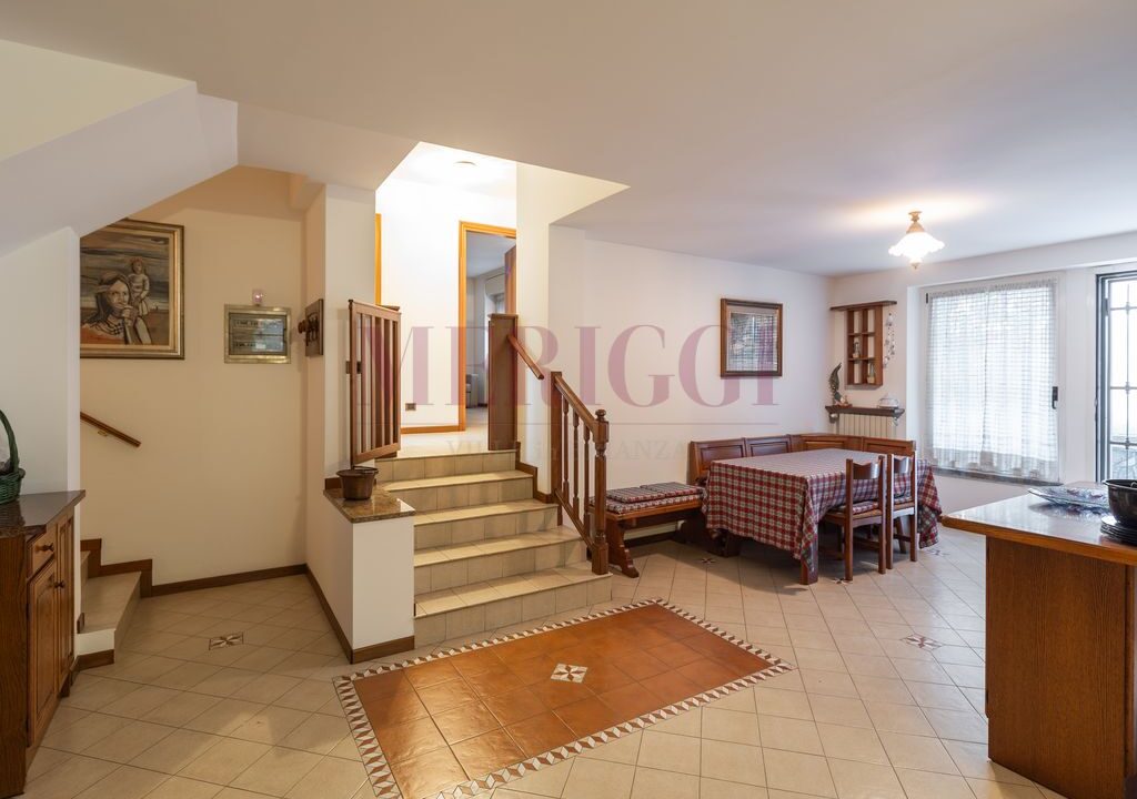 zona pranzo della taverna a seregno via valassina .